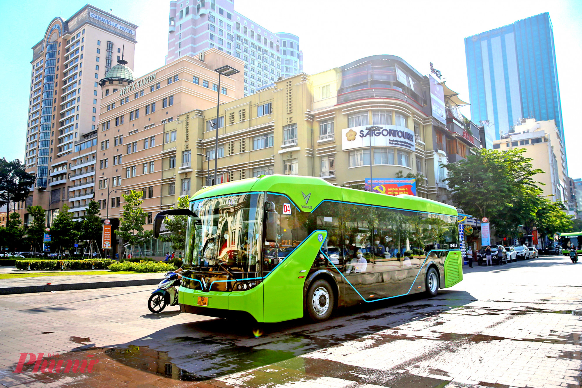 Giải pháp cấp thiết là phải phát triển giao thông công cộng - Ảnh Minh Linh