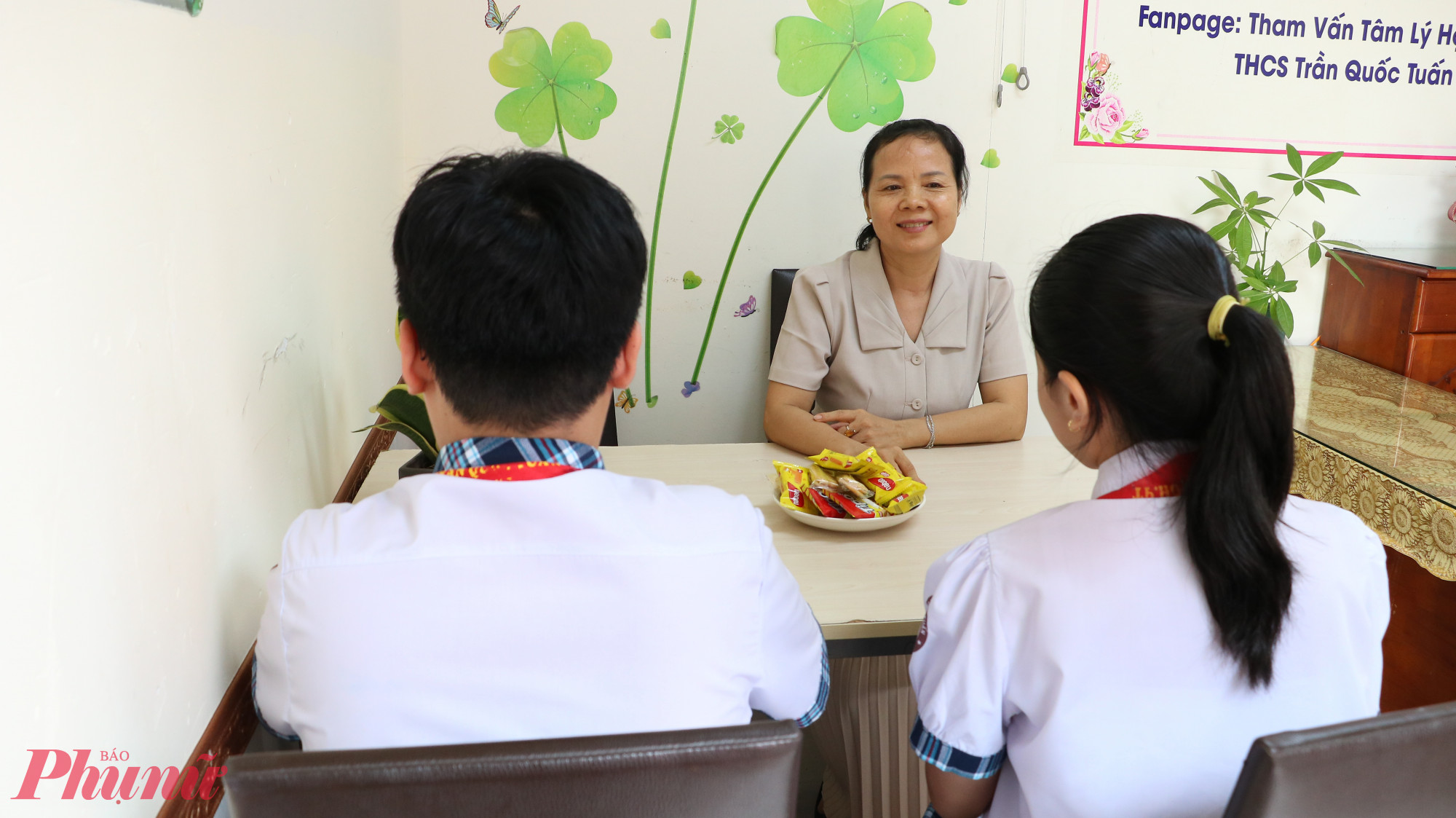 Học sinh Trường THCS Trần Quốc Tuấn (phường Tân Hưng, TPHCM) được tham vấn tâm lý trong không gian kín đáo, gần gũi - Ảnh: Trang Thư