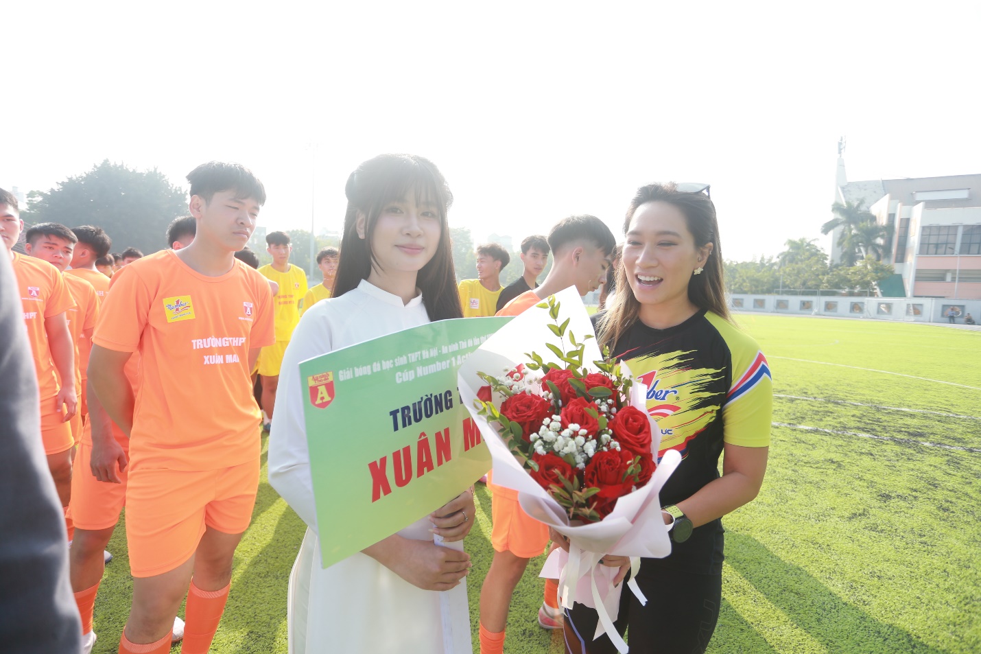 Chị Vũ Phương Thanh - đại diện nhãn hàng Number 1 động viên các tuyển thủ trong ngày thi đấu cuối cùng - Ảnh: THP