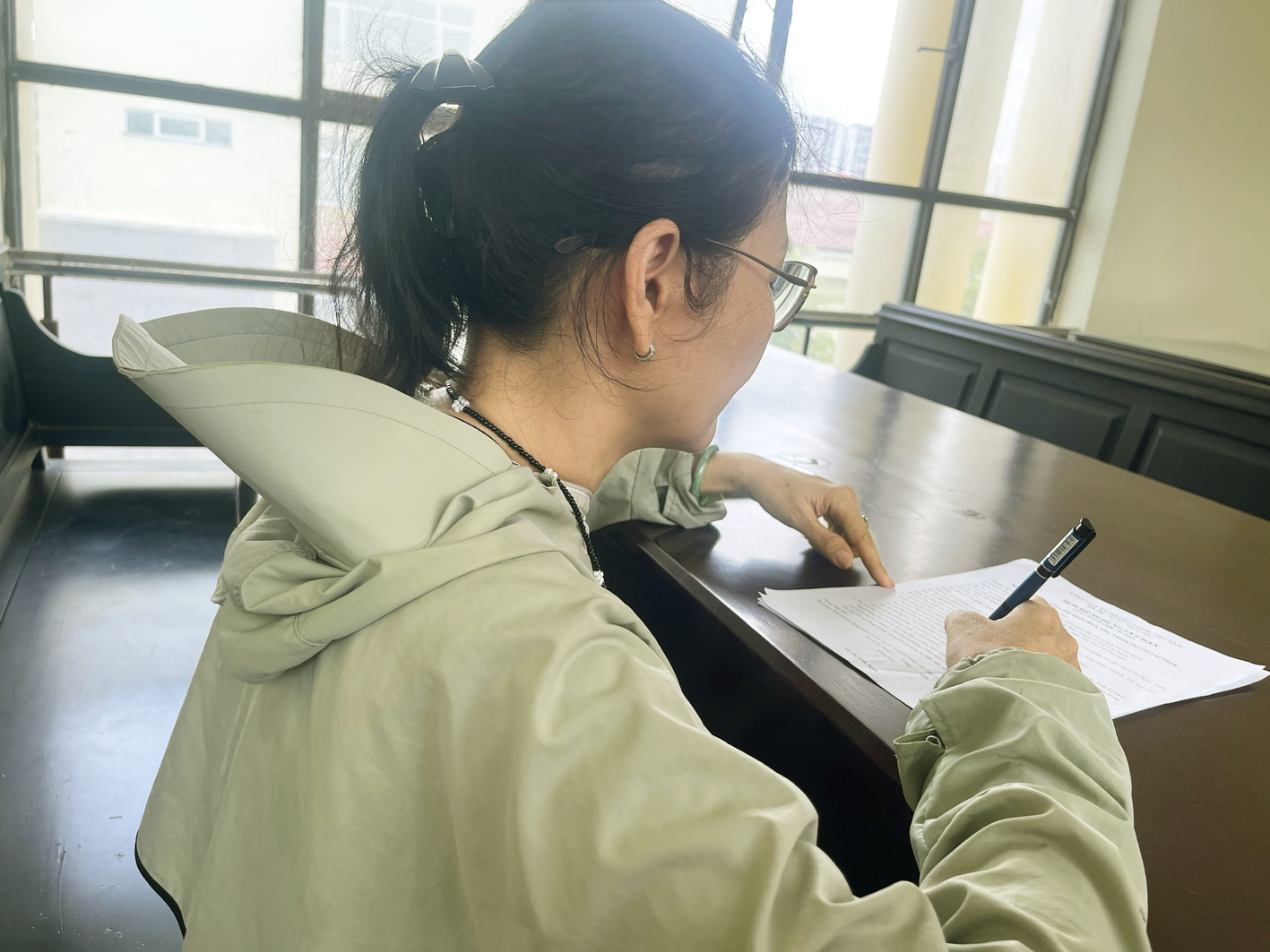 Chị Võ Thị K.N. với hành trình ly hôn - phân chia tài sản khó khăn vì chồng chị đăng ký kết hôn với người khác ngay trong thời kỳ hôn nhân với chị - ẢNH: TRỌNG NGÂN