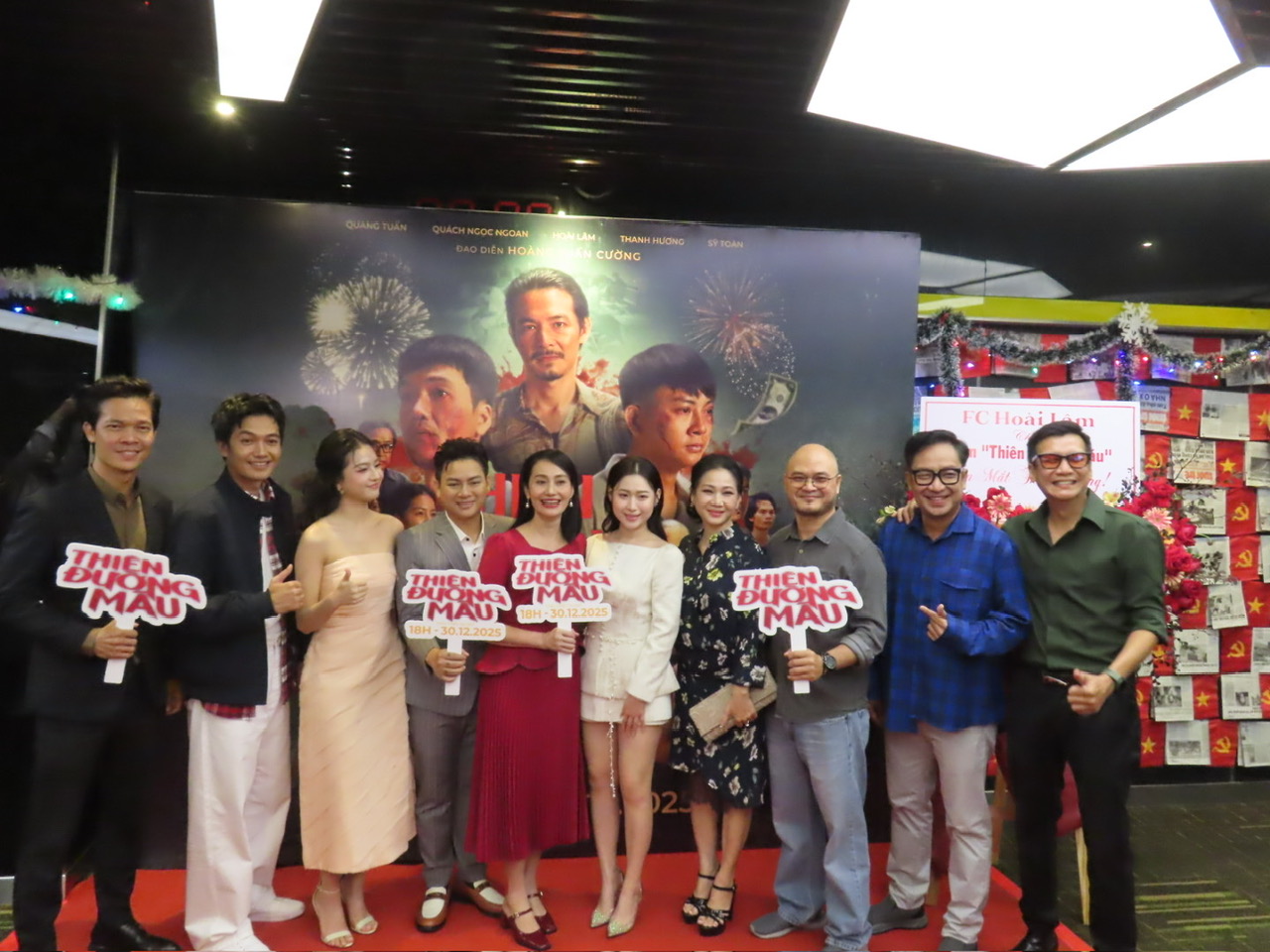 Ê kíp đoàn phim Thiên đường máu trong buồi ra mắt chiều ngày 23/12