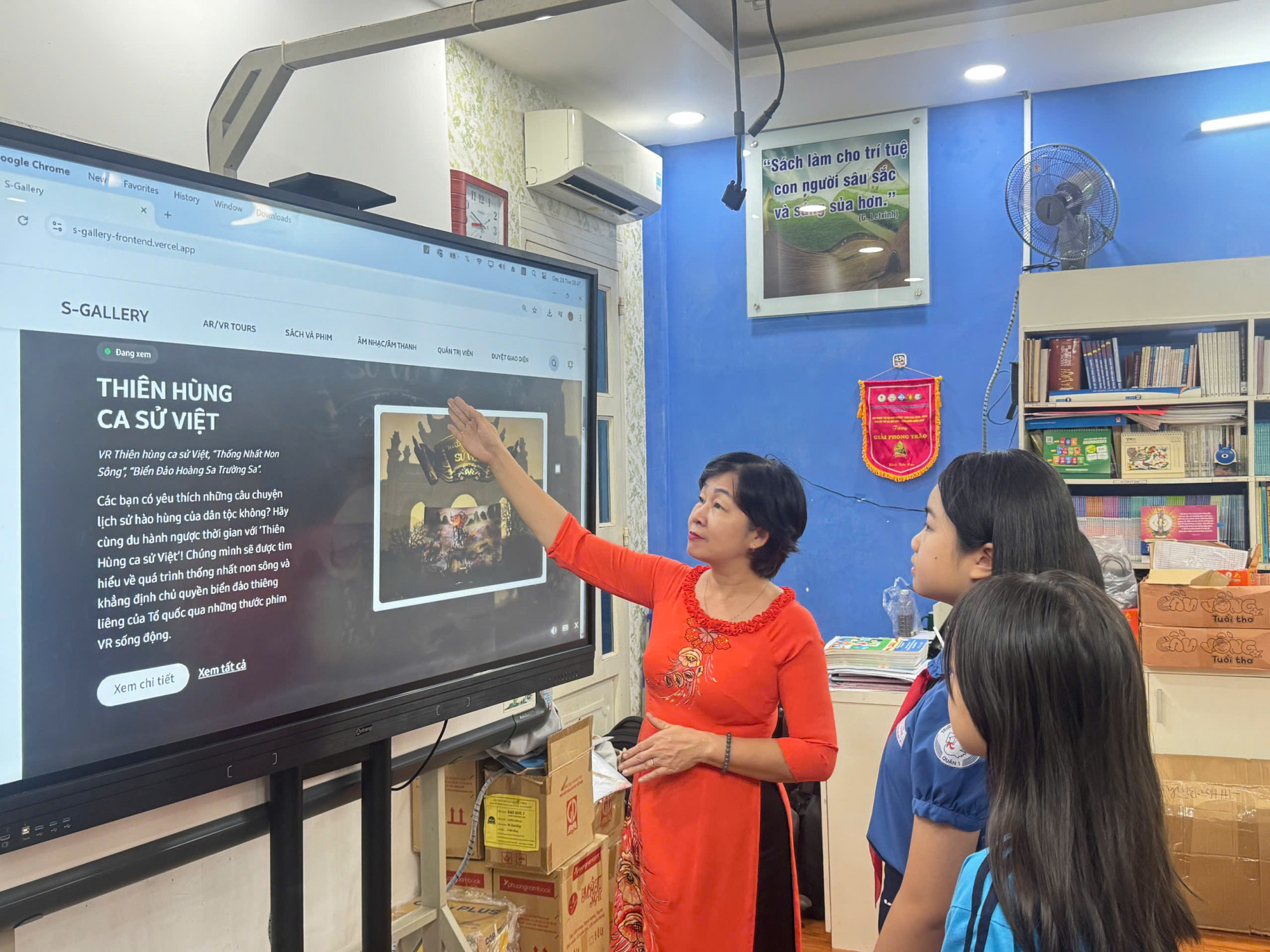 Cô Mai Hương cùng các em học sinh tìm hiểu về không gian thư viện số - Ảnh: Bảo Khánh 