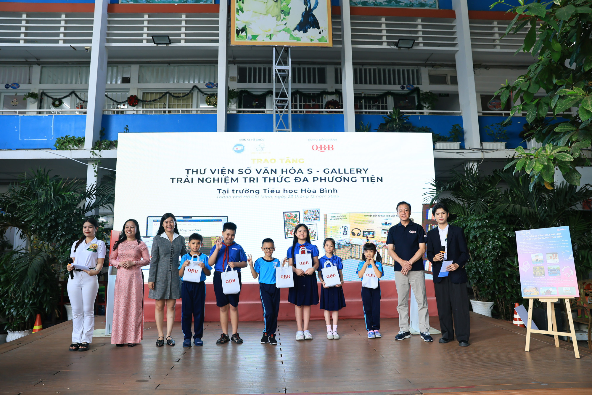 (từ trái qua) Chị Nguyệt Quế (thứ ba) và ông Kihara Shingo (thứ mười) tặng quà cho các em học sinh - Ảnh: BTC 