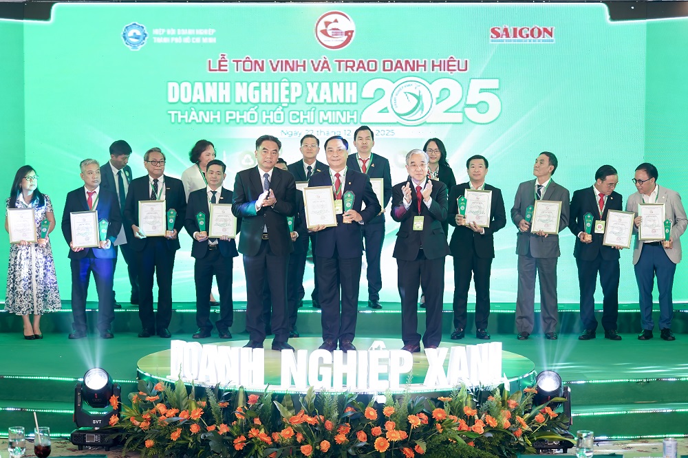 Ông Nguyễn Thanh Nhã - Phó Tổng giám đốc, đại diện lãnh đạo EVNHCMC - nhận danh hiệu Doanh nghiệp xanh TPHCM năm 2025 - Ảnh: EVNHCMC