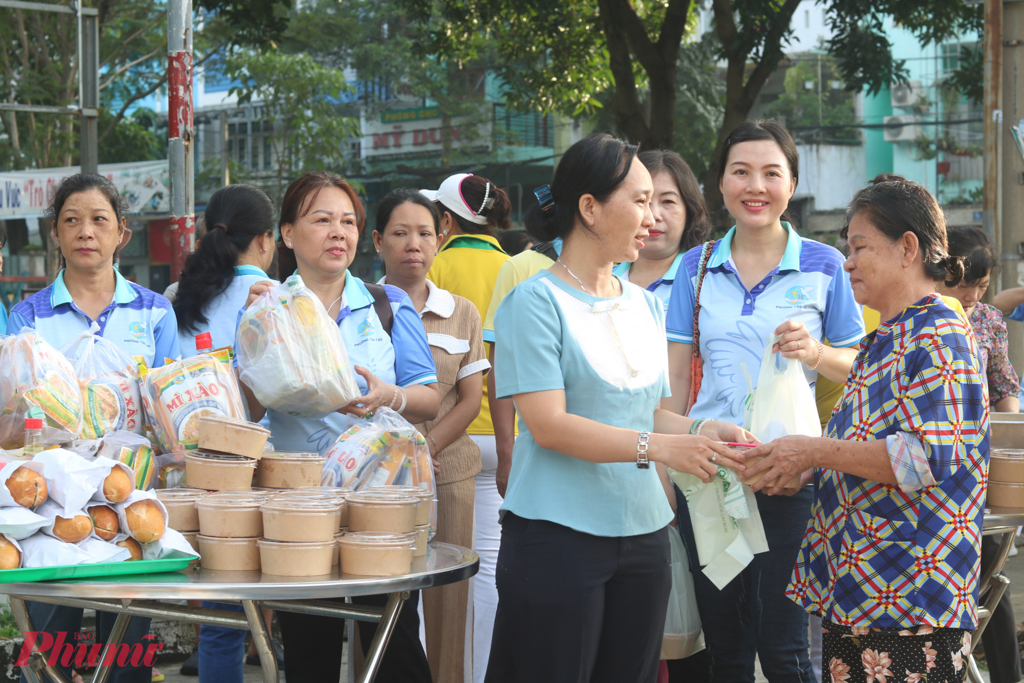 Mô hình “Bếp xanh nhà hội – Kết nối yêu thương” là điểm nhấn trong hoạt động Hội LHPN phường Tân Tạo năm 2025. Mô hình tập trung phát suất ăn 2 lần/tháng, kết hợp trao quà (nhu yếu phẩm, tiền mặt) đến phụ nữ có hoàn cảnh khó khăn trên địa bàn - Ảnh: Mẫn Nhi