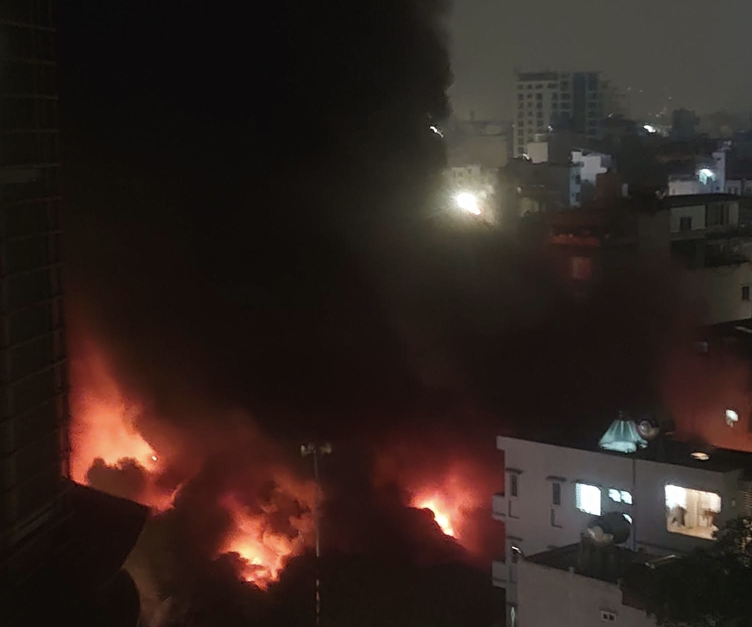 Cột khói đen bốc cao hàng chục mét từ vụ cháy (Ảnh: Cắt từ clip).