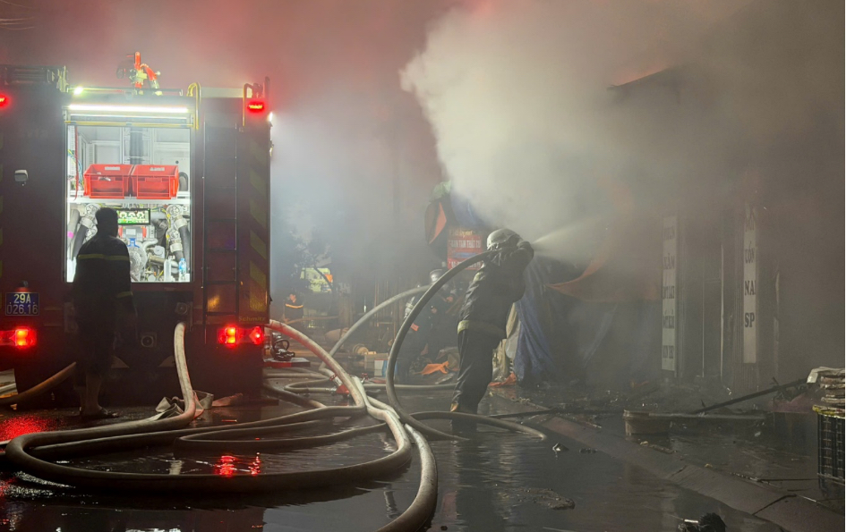 Lực lượng chức năng nỗ lực chữa cháy.