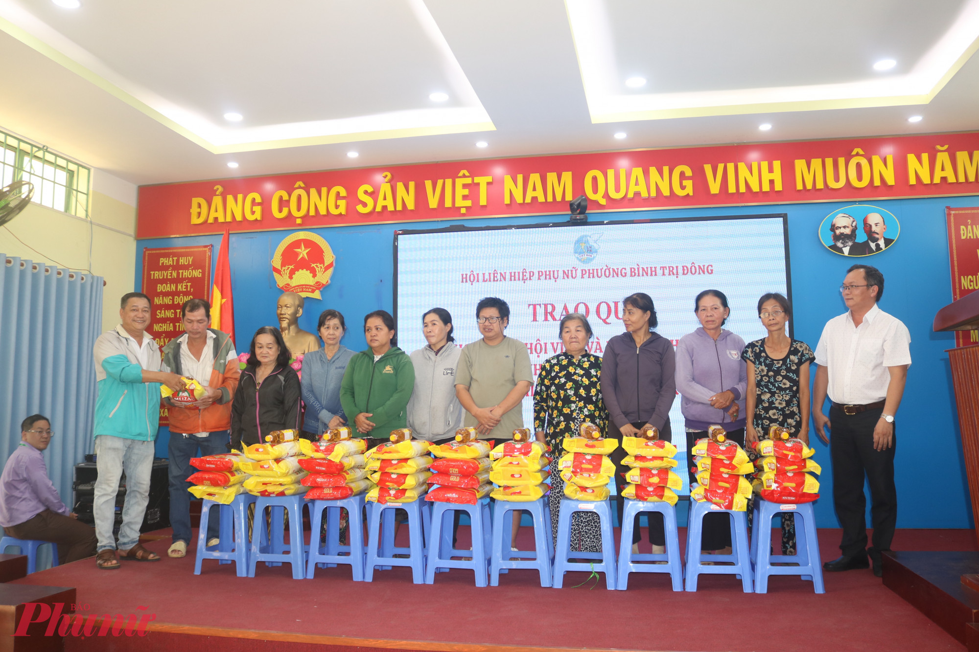 Món quà nhỏ mà ấm áp nghĩa tình được đại diện nhà tài trợ và lãnh đạo địa phương trao cho đại diện các hộ dân - Ảnh: Mẫn Nhi