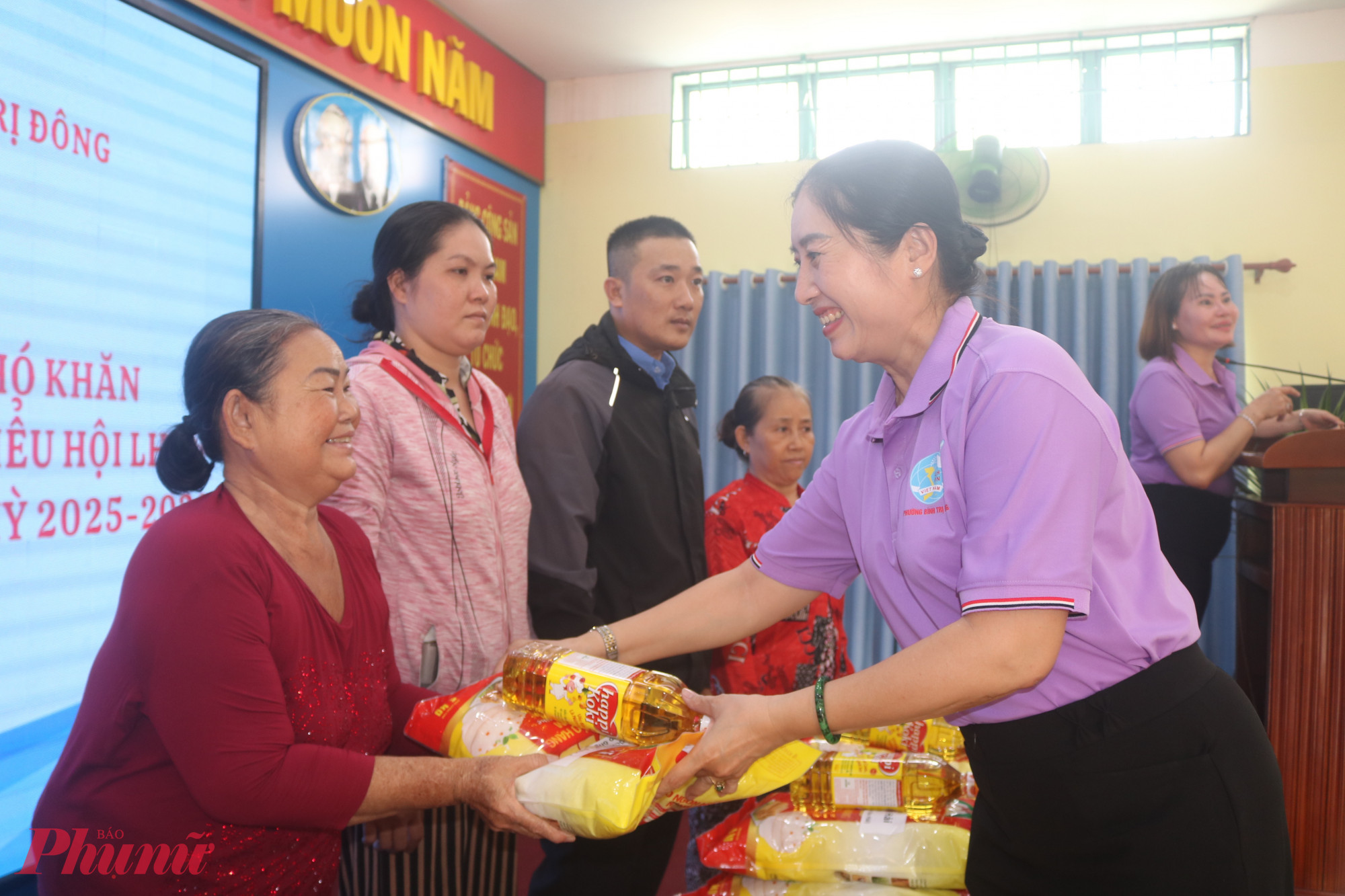 Bà Lê Thị Sa Đam – Phó chủ tịch Ủy ban MTTQ Việt Nam phường Bình Trị Đông, Chủ tịch Hội LHPN phường - trao quà cho các dì, các chị hội viên, phụ nữ có hoàn cảnh khó khăn - Ảnh: Mẫn Nhi