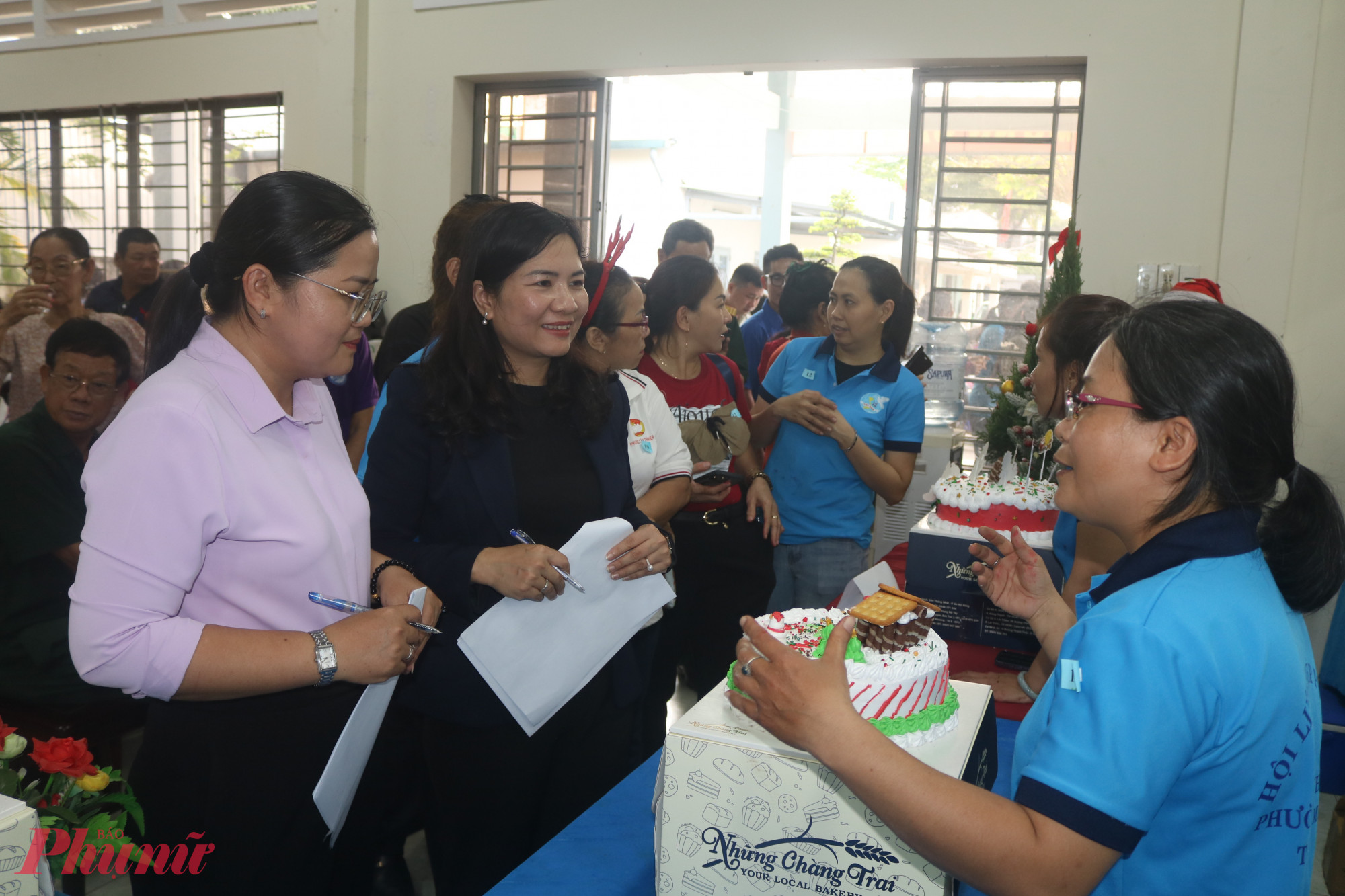 Bà Nguyễn Thị Ngọc Linh – Phó chủ tịch Hội LHPN TPHCM (thứ 2, từ trái qua) là thành viên ban giám khảo hội thi - Ảnh: Mẫn Nhi