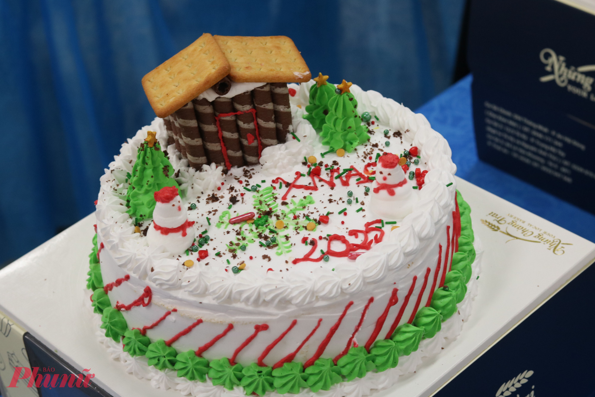 Những chiếc bánh kem Giáng sinh được trang khéo léo và mang đậm không khí lễ hội - Ảnh: Mẫn Nhi