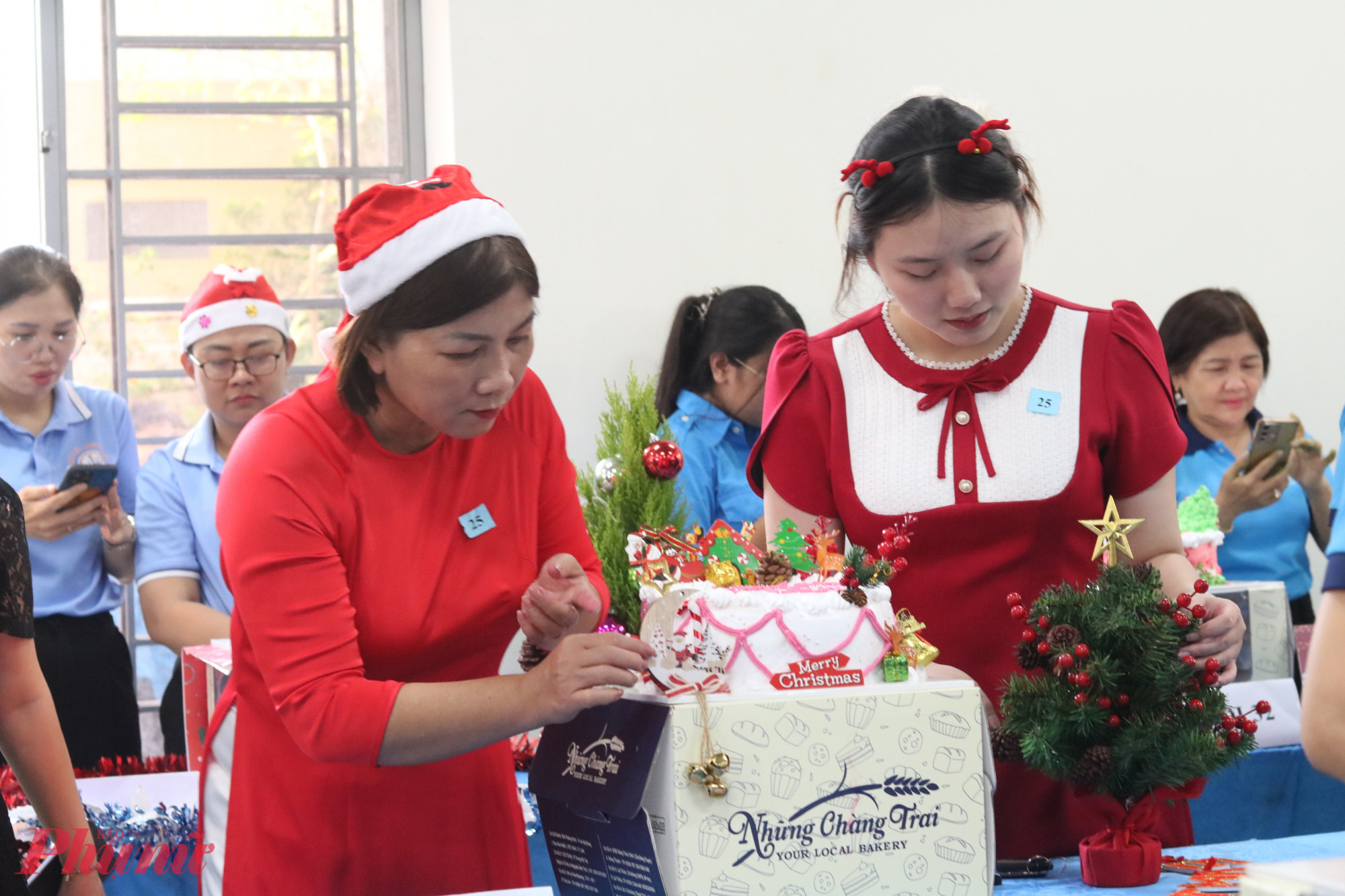 Chị em cùng nhau trang trí bánh kem Giáng sinh - Ảnh: Mẫn Nhi