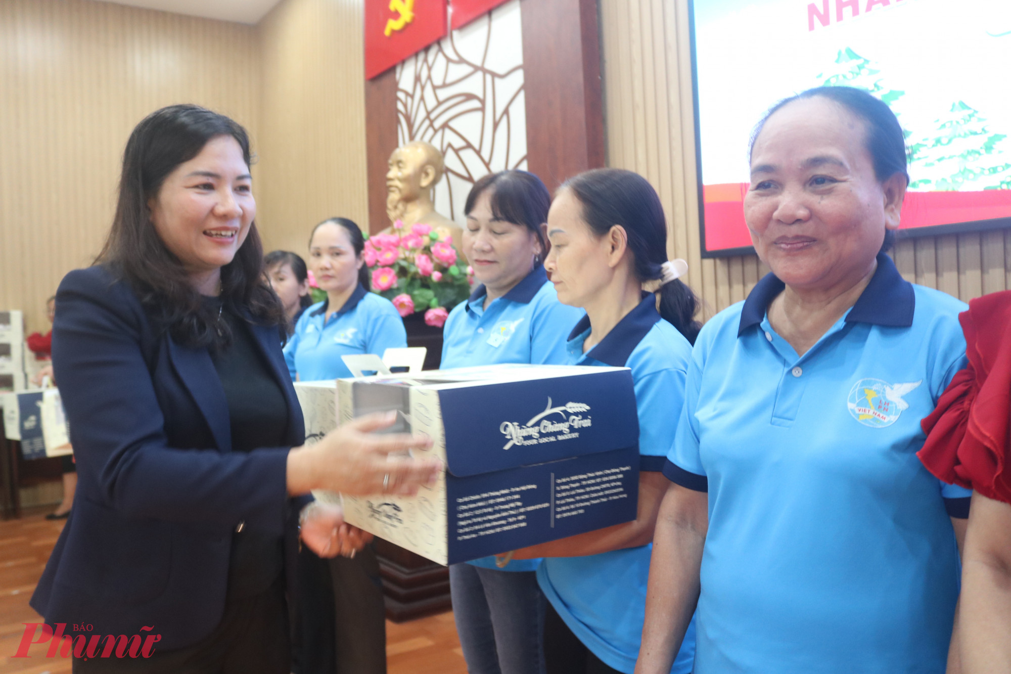 Bà Nguyễn Thị Ngọc Linh – Phó chủ tịch Hội LHPN TPHCM – trao bánh kem và chúc mừng Giáng sinh đến các dì, các chị cán bộ, hội viên phụ nữ có đạo của phường Tân Thới Hiệp - Ảnh: Mẫn Nhi