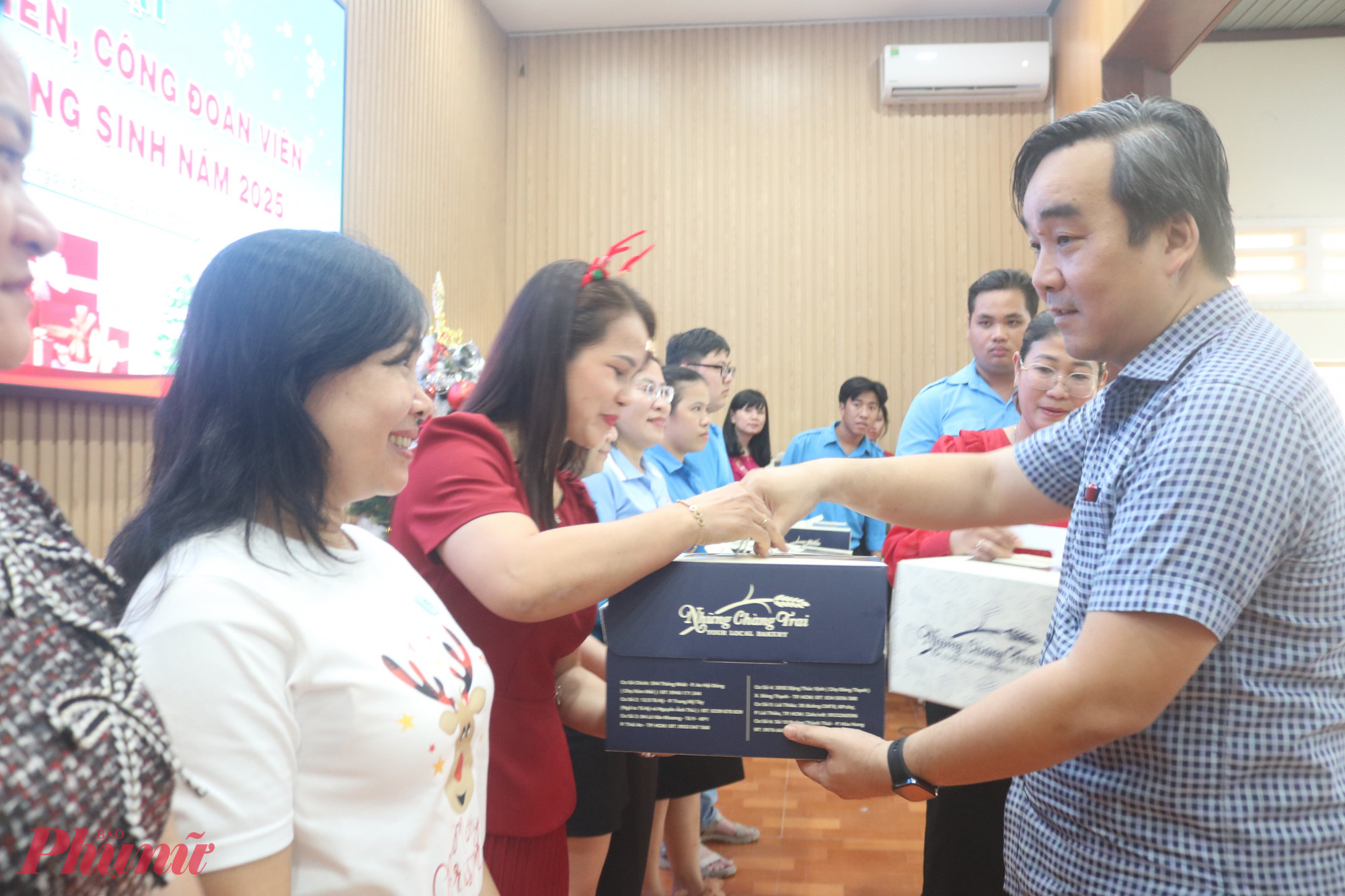 Ông Nguyễn Tấn Lực – Phó bí thư thường trực Đảng ủy phường Tân Thới Hiệp – trao bánh kem từ hội thi cho các anh chị - Ảnh: Mẫn Nhi