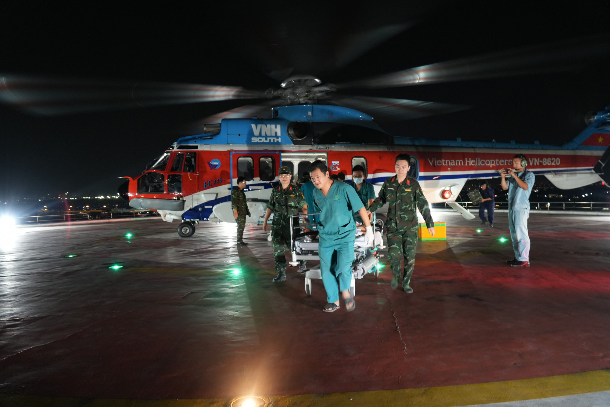 Vừa cấp cứu chị H., tổ bay nhận được tin nam bệnh nhân bị chấn thương sọ não nên tiếp tục cấp cứu, ảnh BVCC