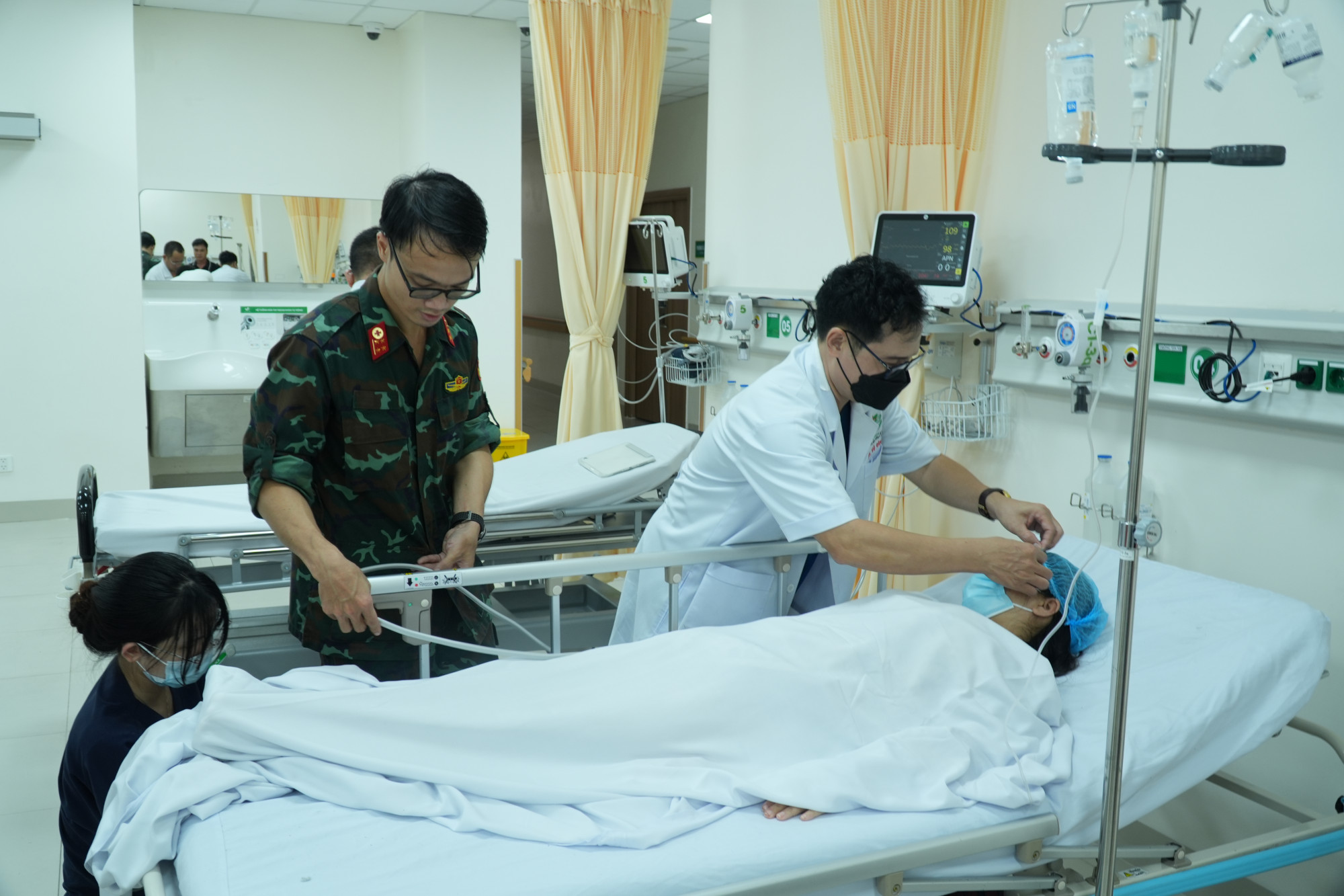 Nhờ sự quyết đoán và nổ lực của tổ bay, ê-kíp bác sĩ cấp cứu, cả hai bệnh nhân đã đến Bệnh viện Quân y 175 an toàn, ảnh BVCC