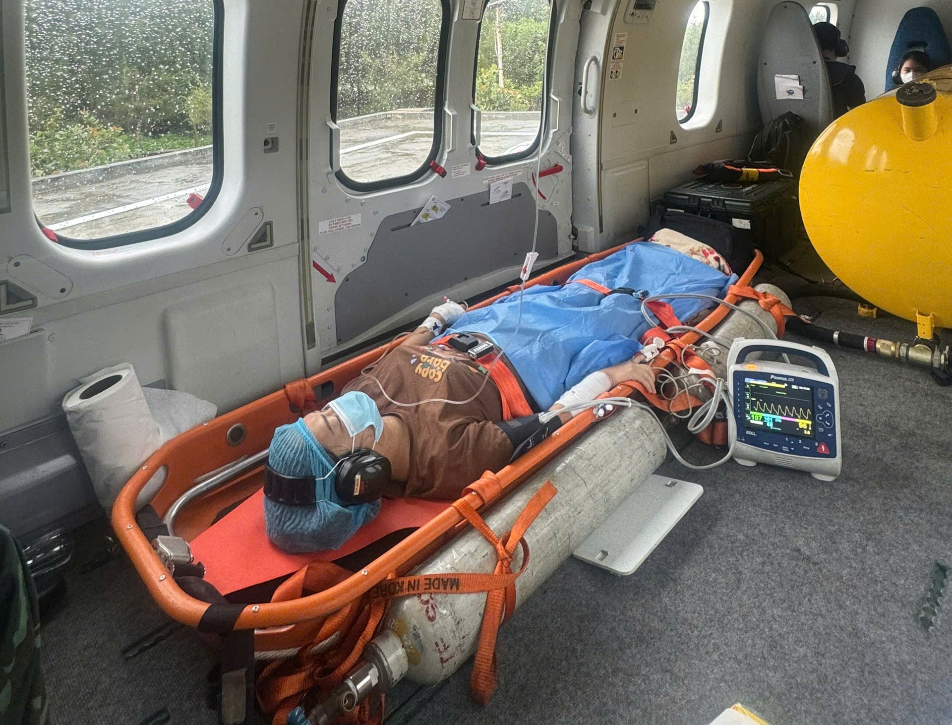 Máy bay trực thăng ra đảo Sinh Tồn cấp cứu cho chị H., ảnh BVCC