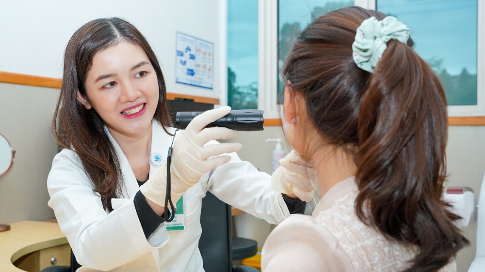 BSCKII Lê Vi Anh đang khám và tư vấn cho bệnh nhân - Ảnh: BVĐHYD