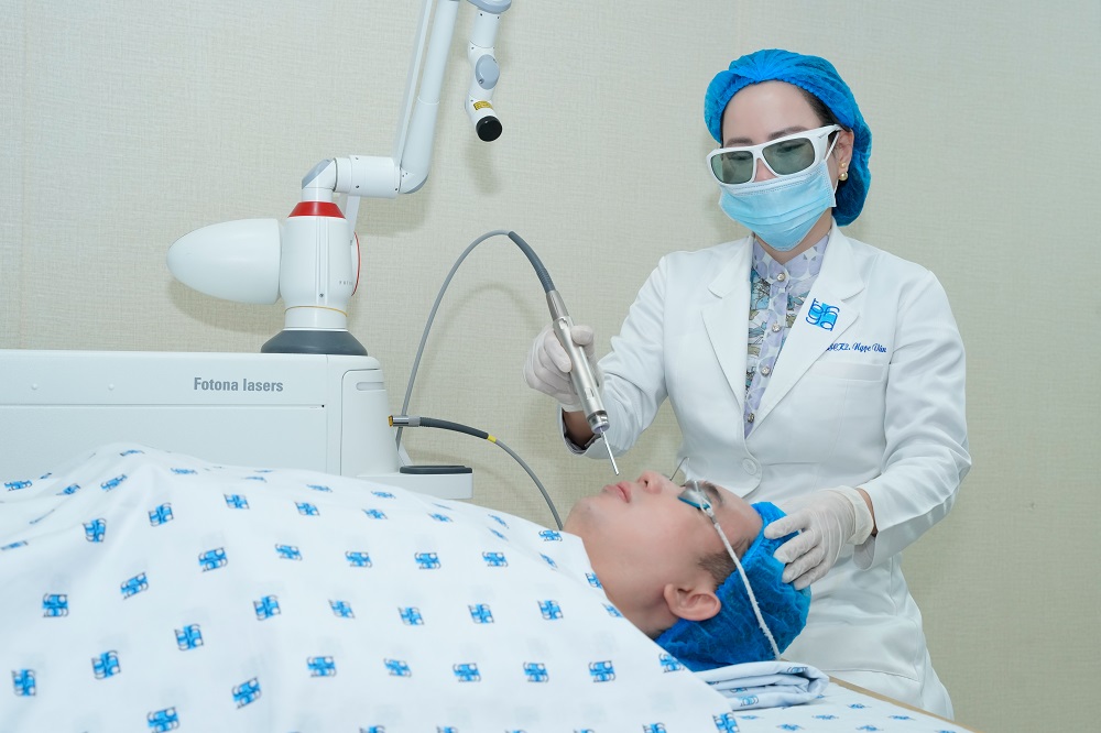 BSCKII Ngô Thị Ngọc Vân đang điều trị da cho bệnh nhân bằng công nghệ cao - Ảnh: BVĐHYD