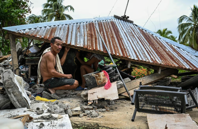 Người dân Philippines trong khi đối phó với lũ