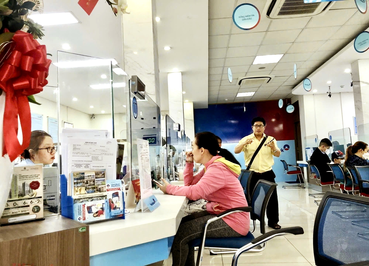 Cảnh giao dịch tại Ngân hàng thương mại cổ phần Công Thương Việt Nam (VietinBank) chi nhánh 3 (TPHCM)