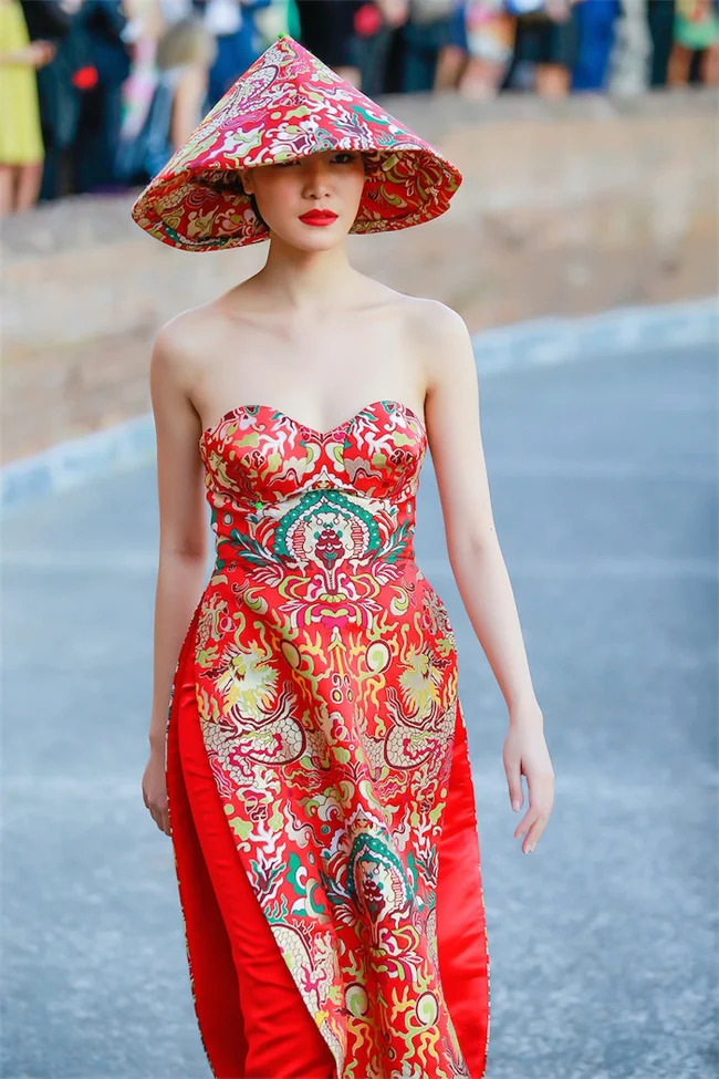 Nhà thiết kế Cao Minh Tiến phê phán cách làm cho áo dài trở nên lai căng, phá vỡ kết cấu hoàn hảo vốn có của nó.