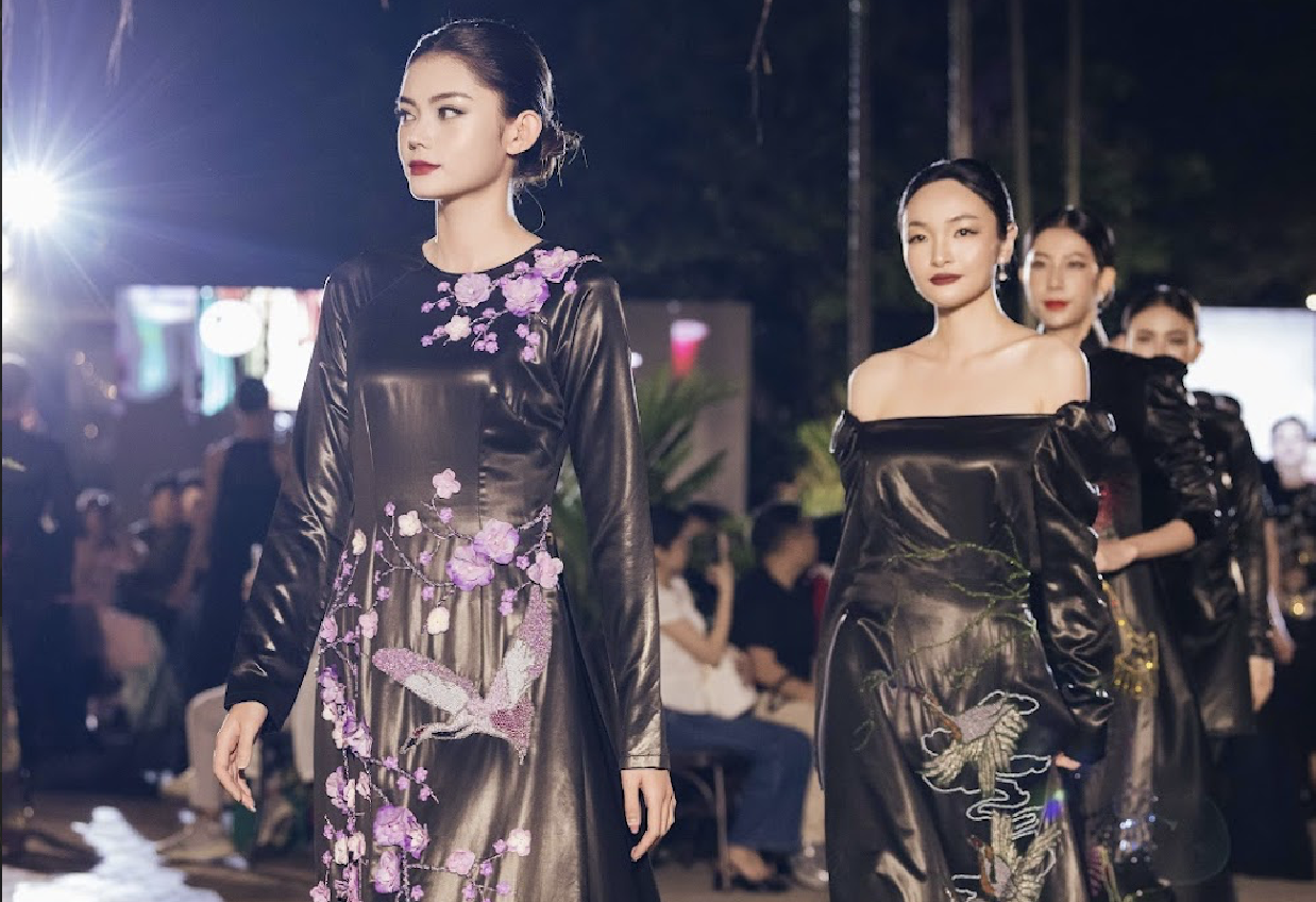 Những chiếc áo dài bằng Lãnh Mỹ A được giới thiệu trong sự kiện kỷ niệm 30 năm làm nghề của Võ Việt Chung