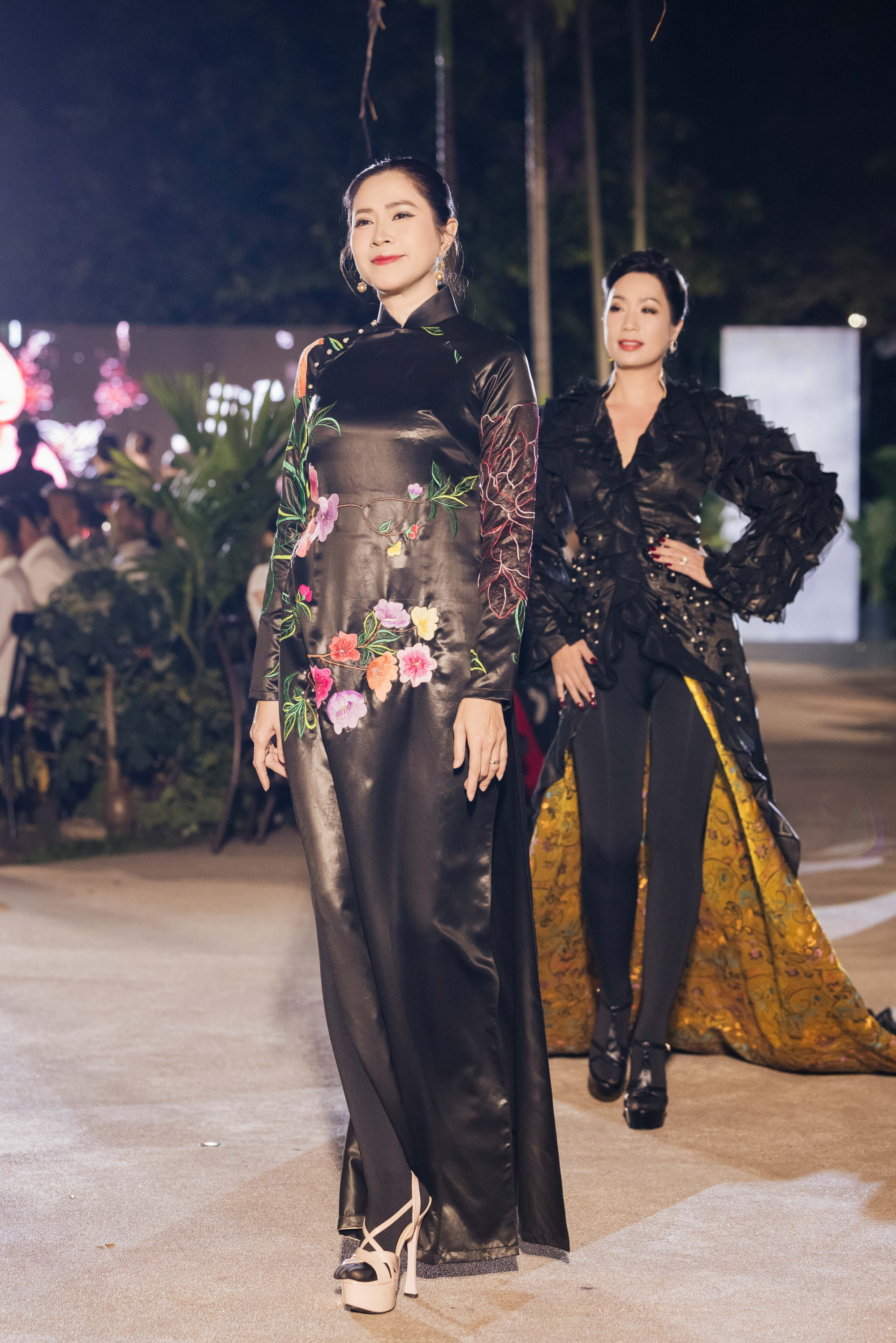 MC Quỳnh Hoa và NSND Trịnh Kim Chi trình diễn trong sự kiện của Võ Việt Chung