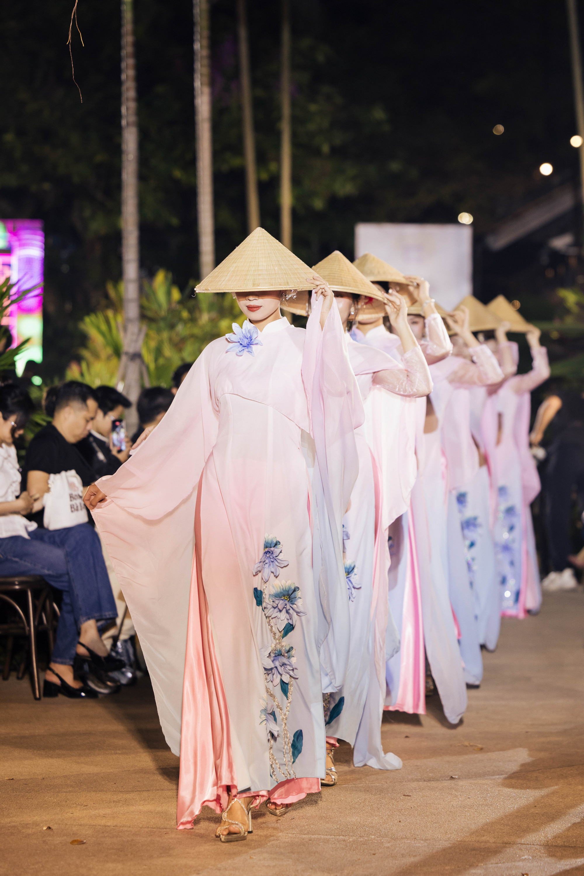 Những chiếc áo dài luôn là hình ảnh gắn liền với Võ Việt Chung