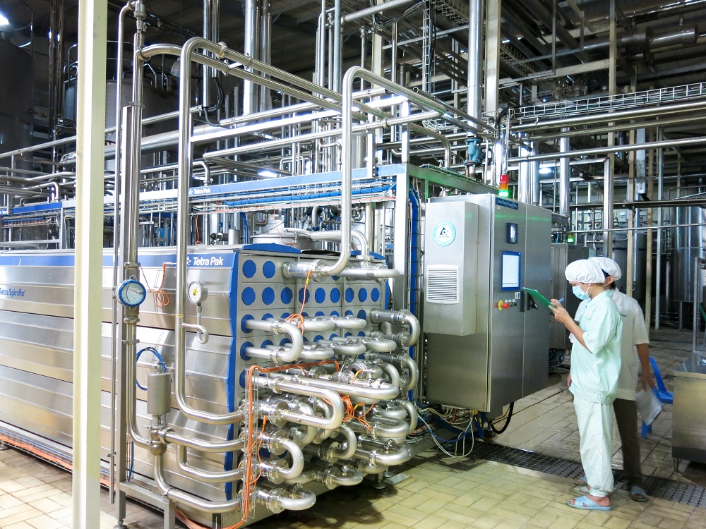 Hệ thống máy móc hiện đại bên trong nhà máy của Nutifood