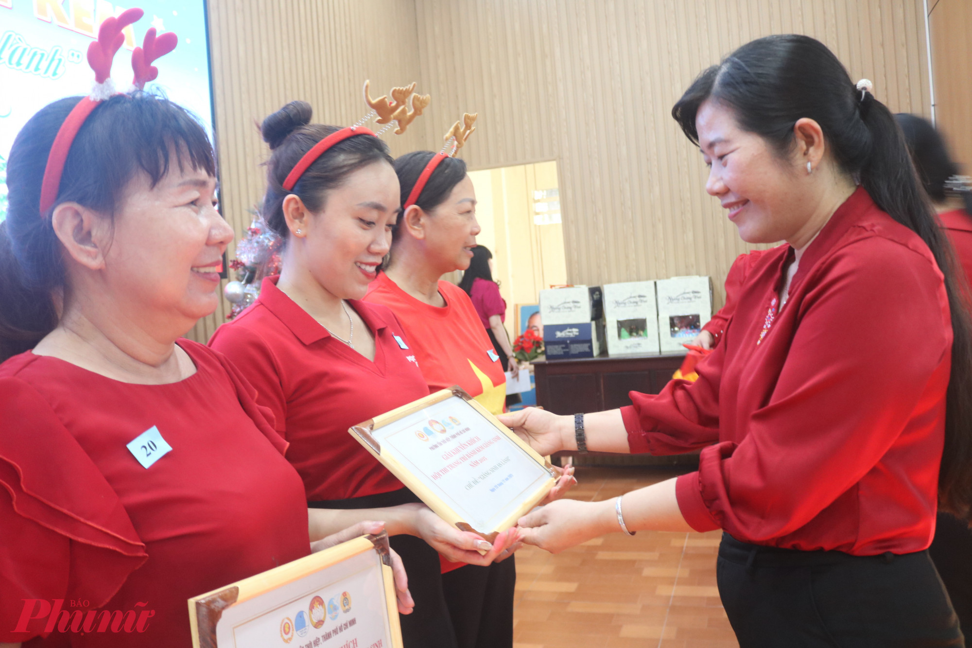 Bà Phạm Thị Mộng Hằng – Phó chủ tịch thường trực Ủy ban MTTQ Việt Nam phường Tân Thới Hiệp, Chủ tịch Hội LHPN phường – trao giải đến đại diện các đội thi - Ảnh: Mẫn Nhi 