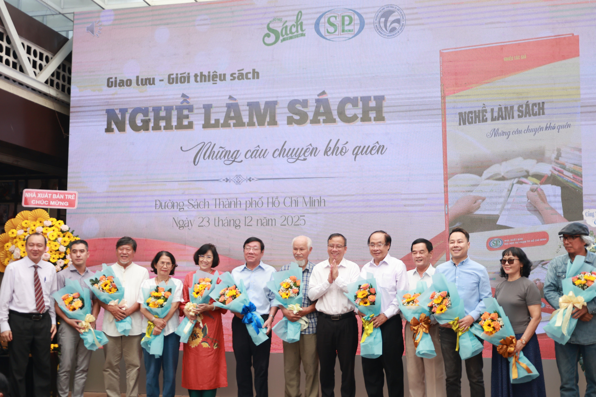 Các tác giả của cuốn sách nhận hoa tri ân 