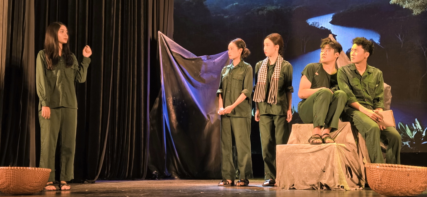 Sân khấu kịch Hồng Vân sẽ đưa vở kịch Cuốn truyện bị đốt với dàn diễn viên thế hệ Z đến biểu diễn tại Hạ Long - ẢNH: NGỌC TUYẾT