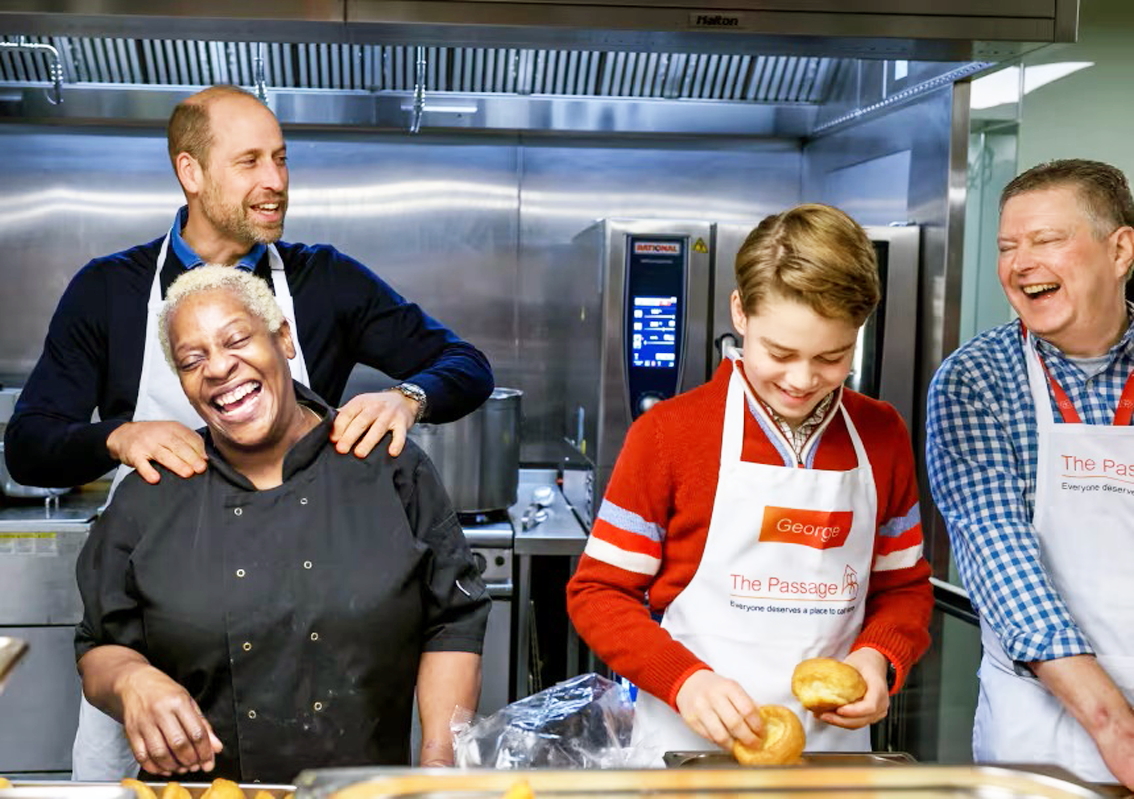 “Hoàng tử bé” nước Anh George (thứ hai từ phải sang) tham gia chuẩn bị bữa trưa Giáng sinh tại tổ chức từ thiện The Passage - ẢNH: ANDREW PARSONS (Kensington Palace)