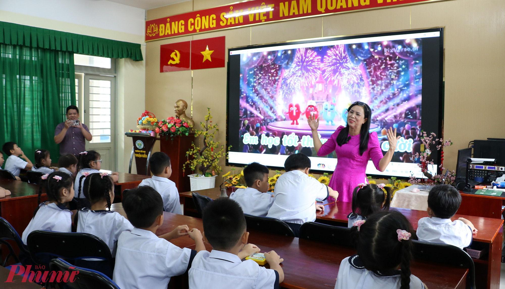 Một tiết học ứng dụng công nghệ thông tin tại Trường tiểu học Thuận Kiều (phường Đông Hưng Thuận) - Ảnh: Trang Thư