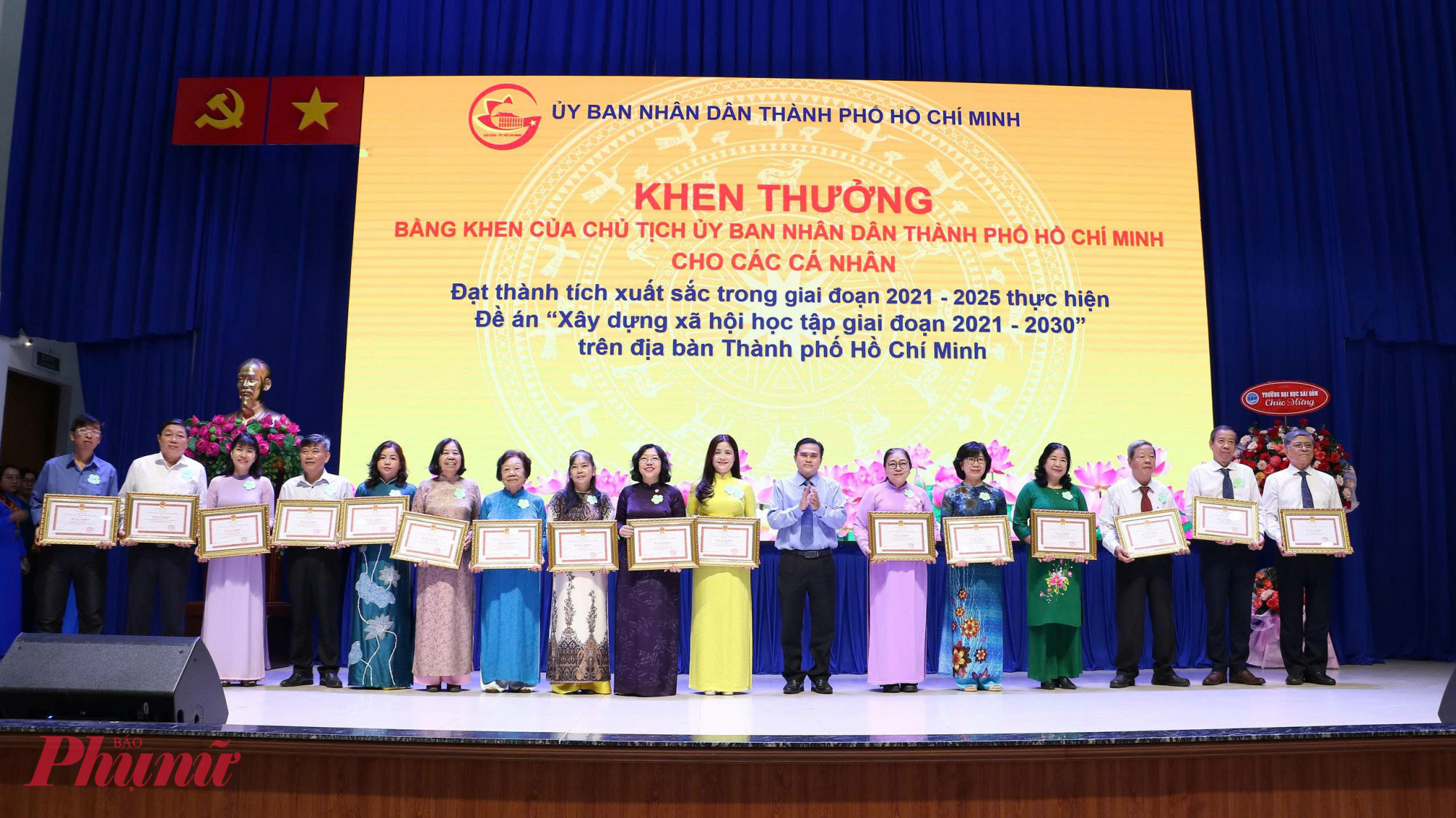 Ông Cao Thanh Bình - Trưởng ban Văn hóa Xã hội, HĐND TPHCM - trao bằng khen cho các tập thể, cá nhân - Ảnh: Trang Thư