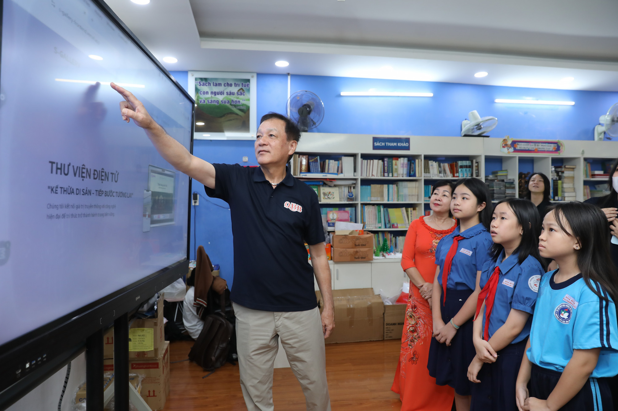 Học sinh thích thú trước thư viện số và video truy xuất nguồn gốc - Ảnh: H.H