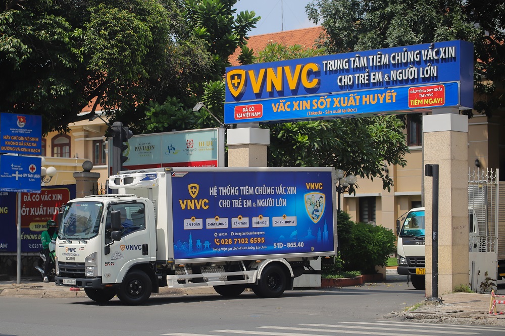 Kháng thể đơn dòng đang được VNVC nỗ lực vận chuyển sớm về các trung tâm trên toàn quốc bằng hệ thống xe lạnh chuyên dụng nghiêm ngặt theo tiêu chuẩn quốc tế - Ảnh: Mộc Thảo