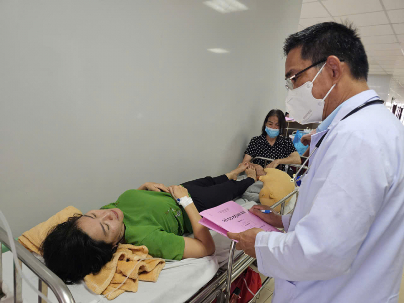 Bác sĩ kiểm tra sức khỏe cho người bệnh nghi ngộ độc, ảnh P.L.