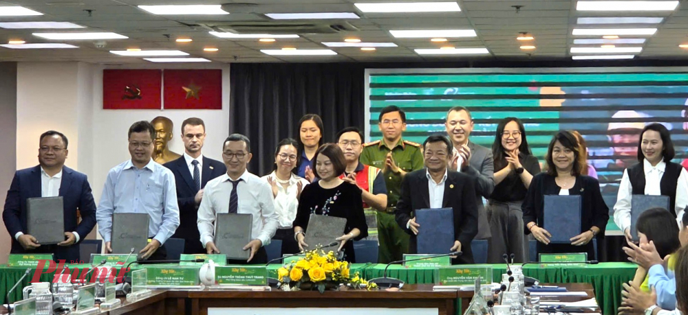 Các doanh nghiệp và tổ chức thiện nguyện tham gia ký kết - Ảnh: Ngọc Tuyết