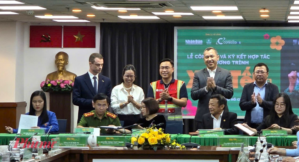 Đại diện các sở, ban ngành TPHCM ký kết biên bản ghi nhớ đồng hành cùng Xây Tết 2026 - Ảnh: Ngọc Tuyết