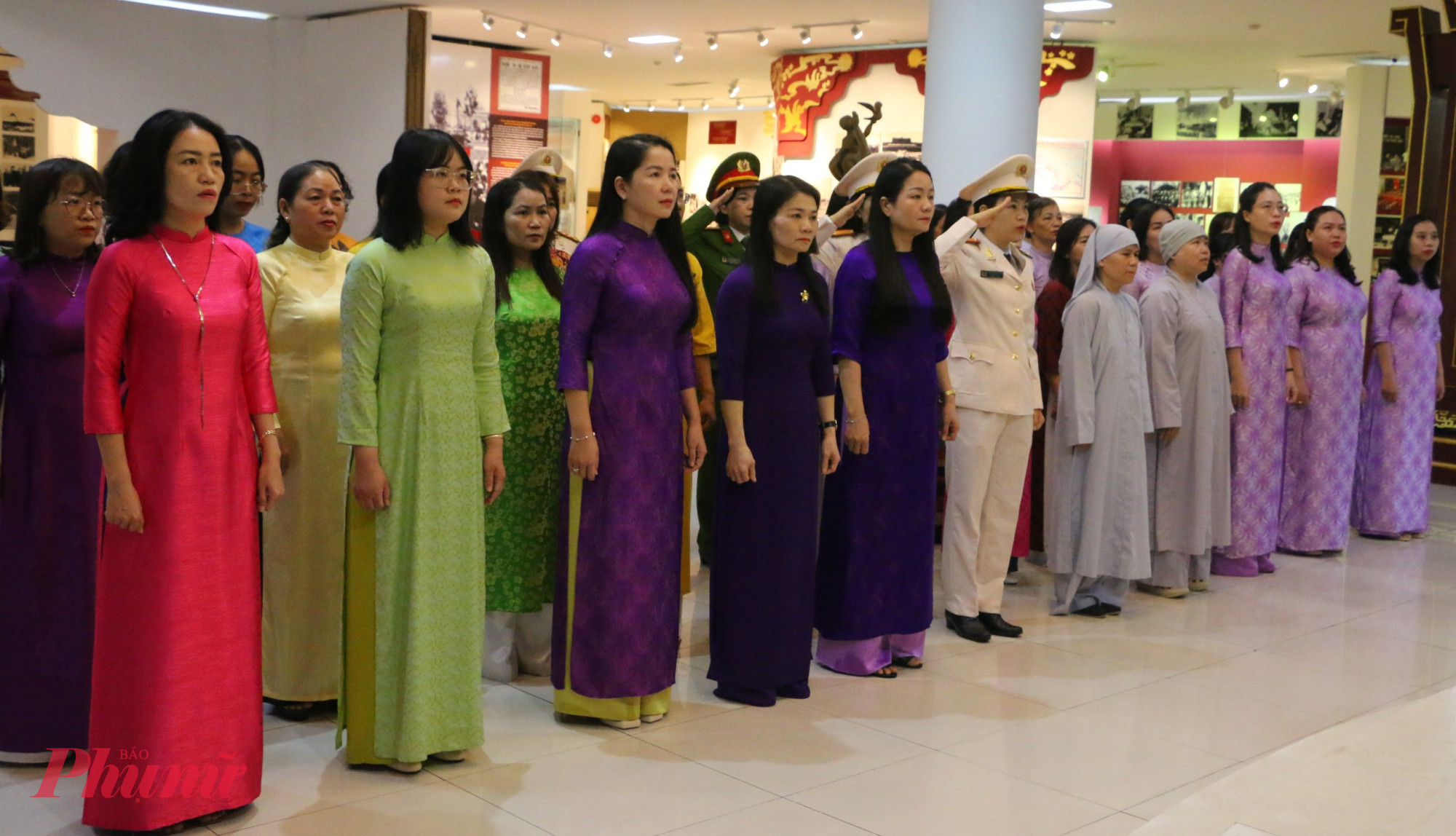 Các Đại biểu báo dâng hoa báo công Bác tại tại Bảo tàng Hồ Chí Minh TP Huế