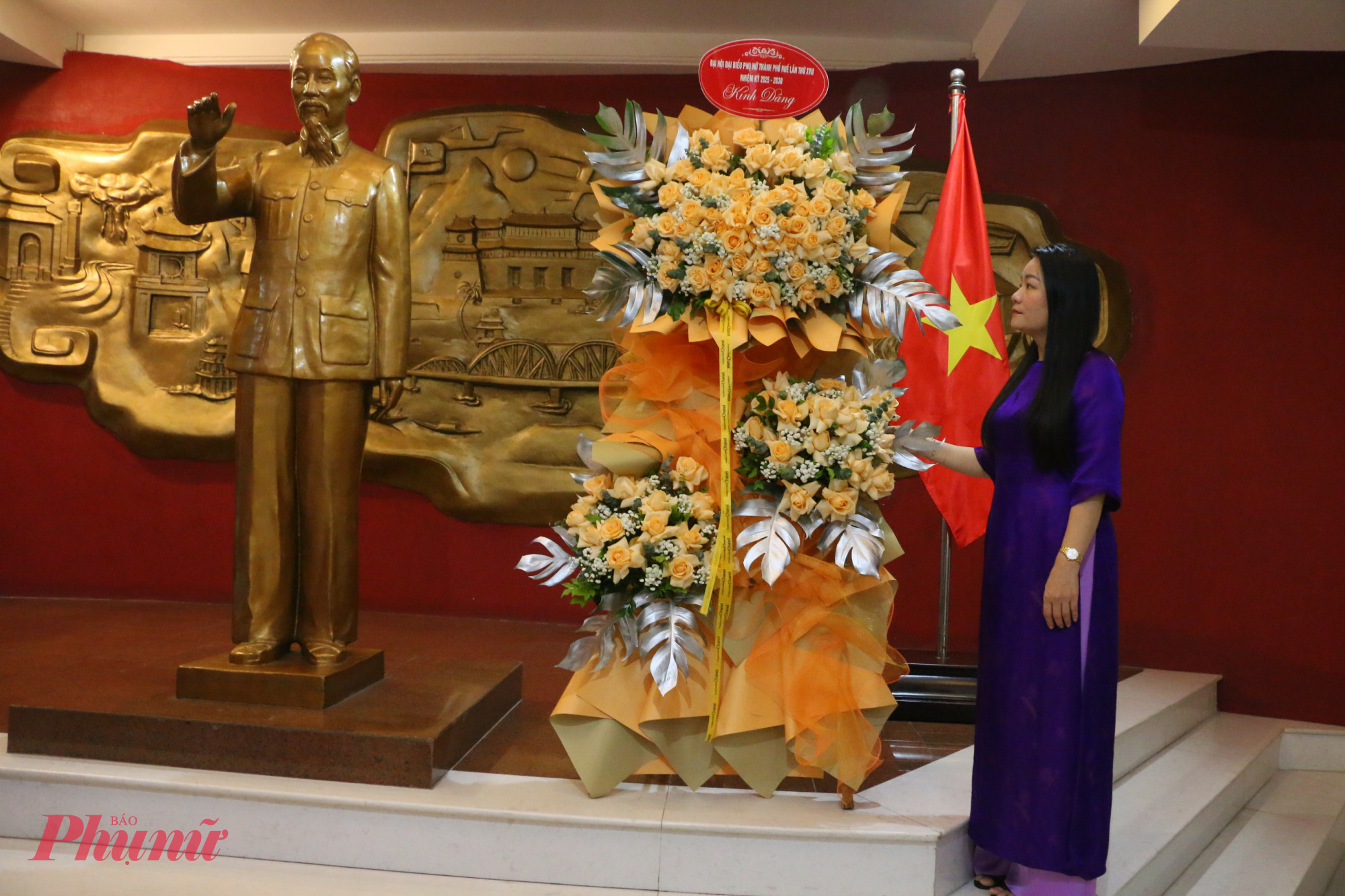 Bà Trần Thị Kim Loan - Chủ tịch Hội LHPN TP Huế thực hiện nghi thức dâng hoa báo công Bác