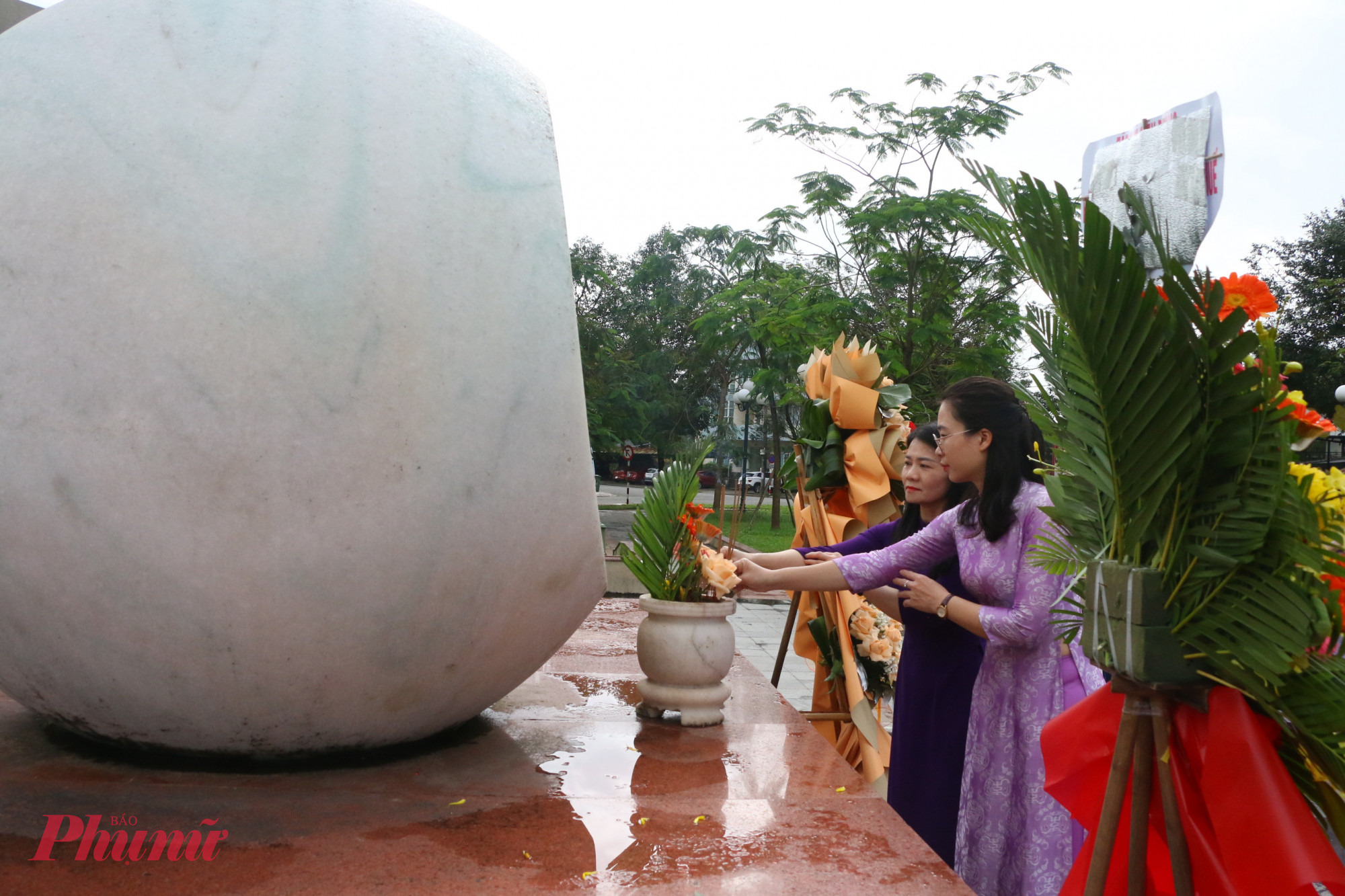 Các đại biểu đến dâng hương tại bia ghi danh chiến công tưởng niệm Tiểu đội 11 cô gái sông Hương 