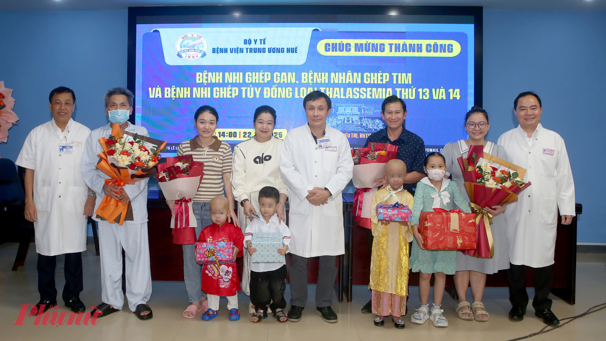 Lãnh đạo Bệnh viện Trung ương Huế tặng hoa chức mừng các bệnh nhân ra viện- Ảnh: Thượng Hiển