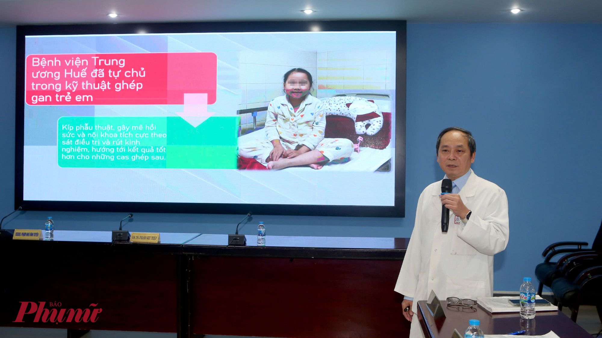 Các bác sĩ báo cáo quá trình bệnh nhi ghép gan là cháu M.V.U.N. (8 tuổi, TP. Huế), 