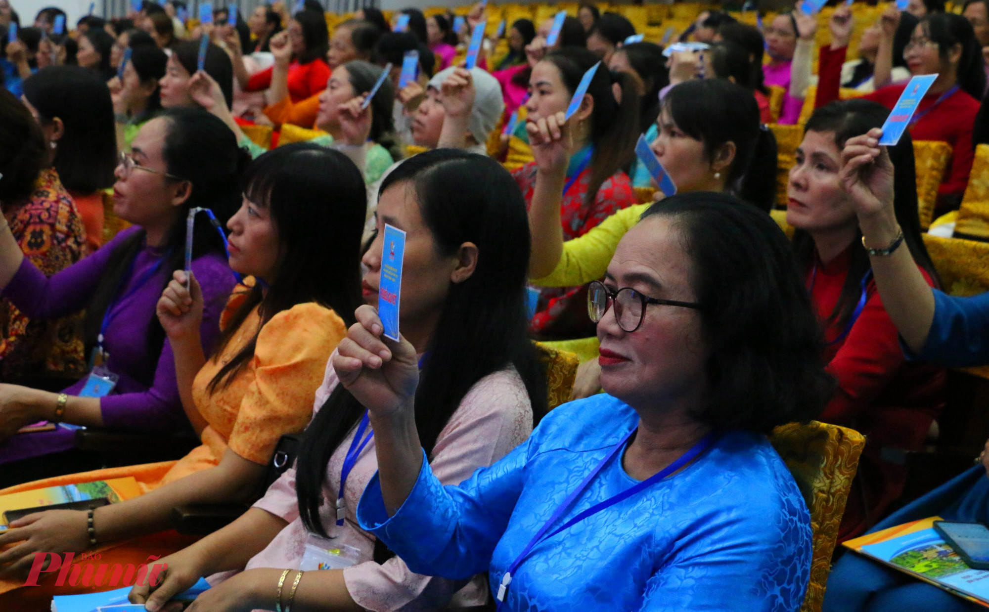 Các đại biểu biểu quyết thông qua Ban Chấp hành Hội LHPN phường Phú Xuân gồm 50 đồng chí