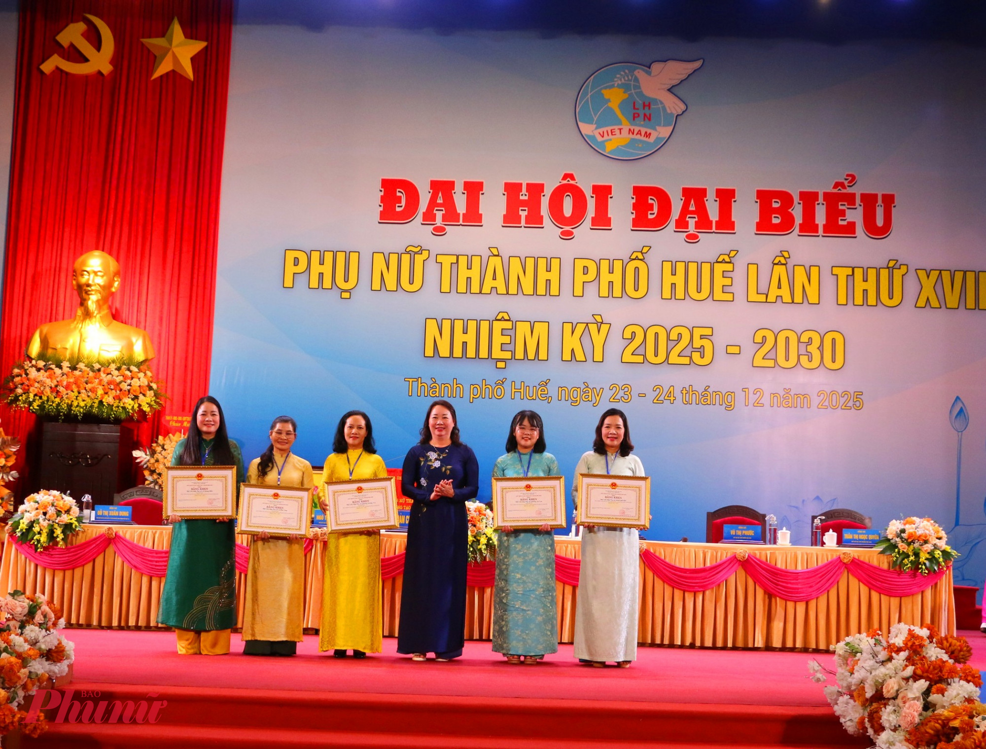 Lãnh đạo TP Huế Tặng thưởng các tập thể đạt thành tích xuất sắc 