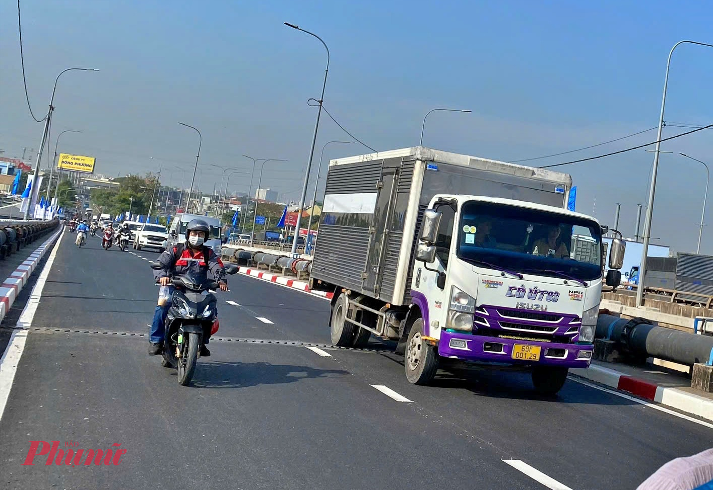 Ô tô lưu thông qua cầu Bình Phước 1 vào sáng 23/12 - Ảnh: Nguyễn Văn