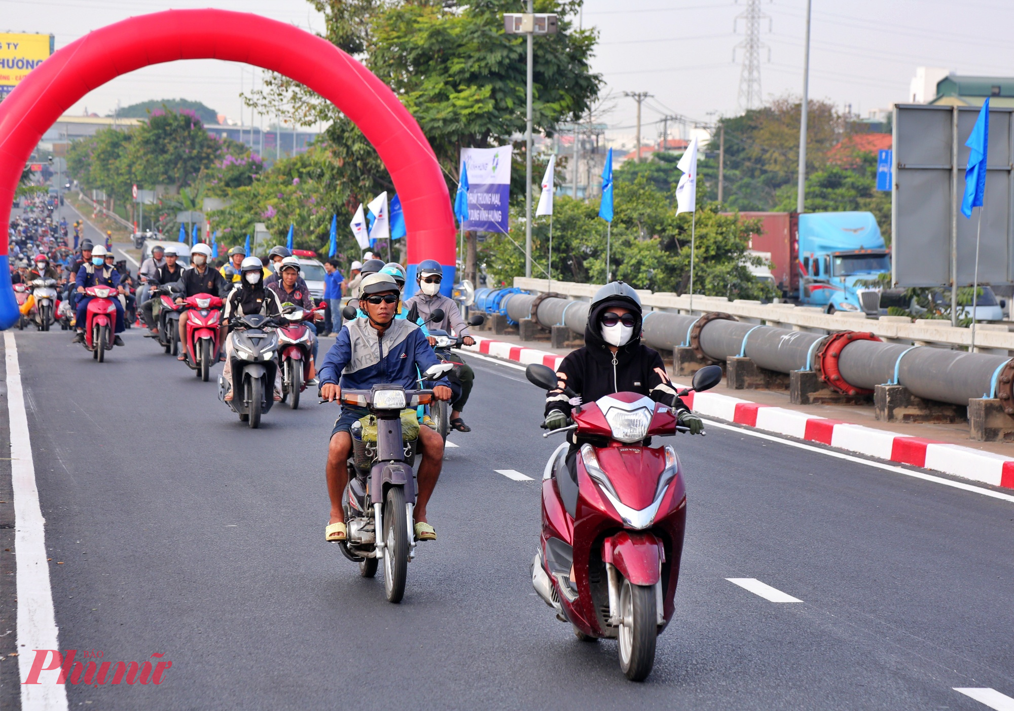 Xe máy lưu thông qua cầu Bình Phước 1 - Ảnh: Nguyễn Văn